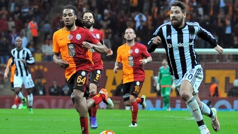 <p><b>SANA EN TERS GELEN SAVUNMA OYUNCUSU KİM? </b></p><p>Bana kimse ters gelmiyordu. Beni zorlayan bir bek yoktu. Futbol akıl oyunudur. Duruma göre hareket ederim.</p>