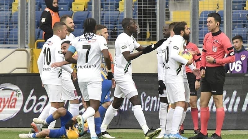 <p><b>KALE DIŞINDA ASLA OYNAMAM DEDİĞİN BİR POZİSYON VAR MI? </b></p><p>Stoper ve forvet.</p>