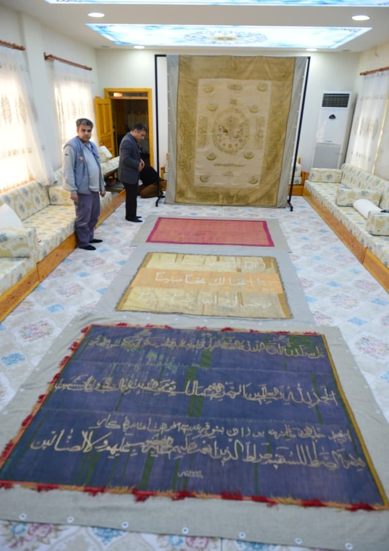 <p>Yıpranan ve parçalanan sancakların aslına uygun şekilde dizayn edildiğine dikkati çeken İlhan, '2017'de yapılan ihaleyle 200 bin lira bakım ve onarım maliyeti oldu. Sancaklarımızın envanterleri çıkartılıp kayıt altına alındı. Bunların katalog haline getirilip tanzim ve teşhiri için valilik ile bilim heyeti oluşturuldu. Salgın sürecinin sona ermesinden sonra bu eserlerin teşhir ve tanzimini yapacağız. Alay sancağı konusunda Türkiye'nin en zengin koleksiyonlarından birisine sahip olacağız. Şu anda meraklısının bu sancaklara yoğun bir ilgisi var, zamanla daha ciddi anlamda bir merak uyandıracağını düşünüyoruz.' dedi.</p>