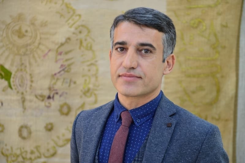 <p><b>- 'İPEK VE ATLAS KUMAŞTAN ÜRETİLMİŞ'</b><br></p>