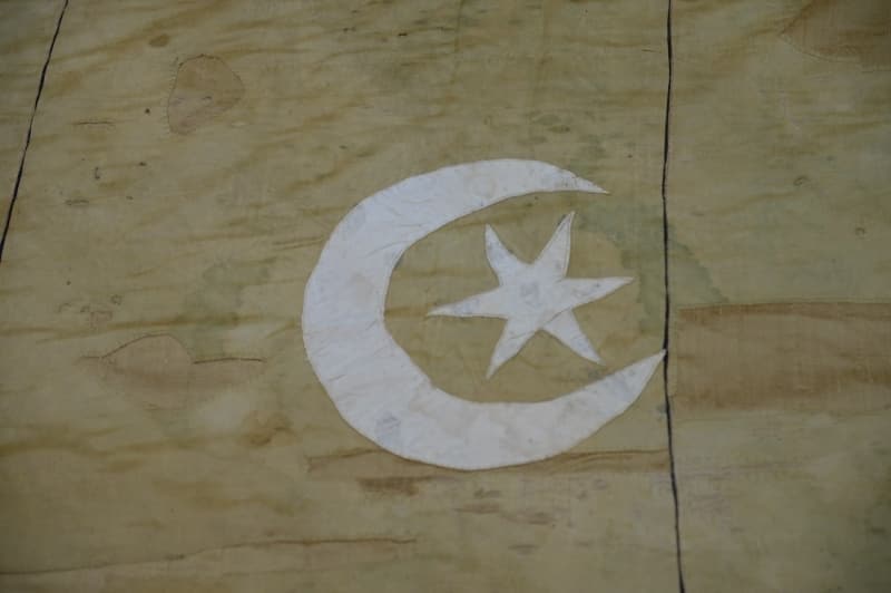 <p>'Sancaklar çok değerli ipek ve atlas kumaştan üretilmiş üzeri çoğunlukla altın veyahut gümüş tekniğiyle işlenmiş. Sancakların çoğunda fetih ile ilgili ayetler yer alıyor. Bu da Mekke'nin fethine bir işaret oluyor. Sultan Abdülmecid döneminde şekillenen Türkiye bayrağının prototipinin bu sancaklara da yansıdığını görebiliyoruz. Çünkü sancaklarda ay-yıldız motifleri yer alıyor günümüzün ay-yıldızlı bayrağını andırıyor. İki sancak üzerinde de 'Padişahım çok yaşa' ibaresi işlenmiş buda padişahların da zaman zaman bu törenlere katıldığına alamet gibi değerlendiriliyor.'</p>