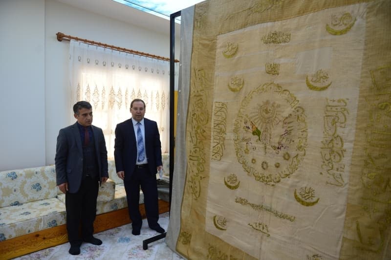 <p>Şanlıurfa Vakıflar Bölge Müdürlüğü arkeoloğu Selman Kardeşlik de sancak kullanımının Osmanlı döneminde bir gelenek olduğunu söyledi. Bölgedeki çok sayıdaki sancaktan sadece 13'ünün bugüne kalabildiğini anlatan Kardeşlik, şunları kaydetti:</p>