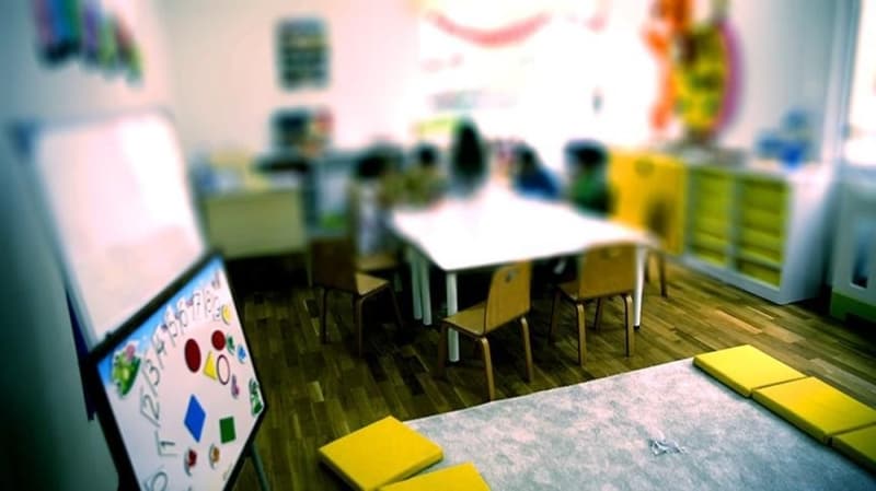 <p>Soka�a ��kma k�s�tlamas�na tabi �ocuk ve gen�ler bak�c�, aile b�y�kleri, kre�/g�nd�z bak�mevlerine gidebilecek, veli nezaretinde yolculuk yapabilecek.&nbsp;</p>