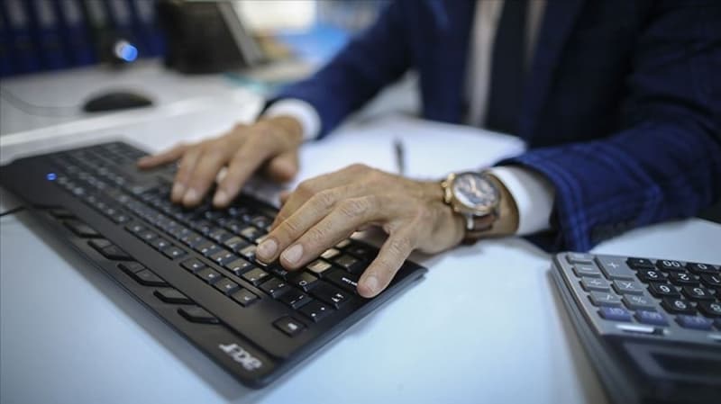 <p><b>KAMU PERSONEL� �� BA�I YAPACAK<br></b><p><b><br></b></p></p><p>�dari izinde bulunan veya esnek �al��ma sistemine dahil olan kamu personeli, 1 Haziran tarihi itibar�yla normal mesaiye ba�layacaklar.</p>