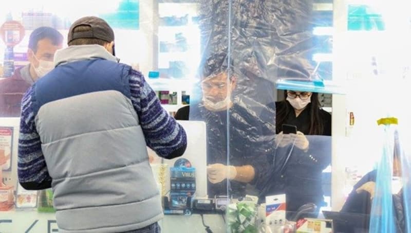 <p><b>ECZANELER NORMALE D�N�YOR<br></b><p><b><br></b></p></p><p>�stanbul Eczac� Odas�, normalle�me s�reci kapsam�nda, 1 Haziran Pazartesi g�n� itibar�yla �stanbul'da eczane a��l��-kapan�� saatlerinin hafta i�i ve cumartesi g�nleri 09.00-19.00 olarak uygulanaca��n� a��klad�.</p>