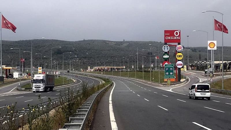 <p><b>D�NLENME TES�SLER� H�ZMET VERMEYE BA�LIYOR<br></b><p><b><br></b></p></p><p>Yol g�zergahlar�ndaki dinlenme tesisleri de 1 Haziran'da hizmet vermeye devam edecek.</p>