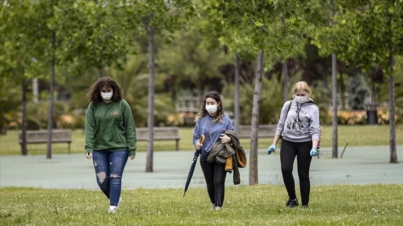 <p><b>0-18 YA�A �K� G�N SOKA�A �IKMA �ZN�<br></b><p><b><br></b></p></p><p>20 ya� alt�yla ilgili soka�a ��kma uygulamas�n� da 18 ya�a iniyor ve 0-18 ya� grubunun tamam�, �ar�amba ve cuma g�nleri, 14.00-20.00 saatleri aras�nda soka�a ��kma s�n�rlamas�na tabi olmayacak.</p>