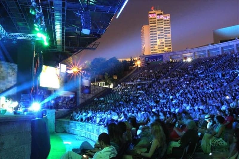 <p><b>A�IK HAVA KONSERLER�<br></b><p><b><br></b></p></p><p>A��k havada oturma alanlar� bulunan yerlerdeki konserler saat 24.00 ile s�n�rl� olmak �art�yla ba�layabilecek.</p>