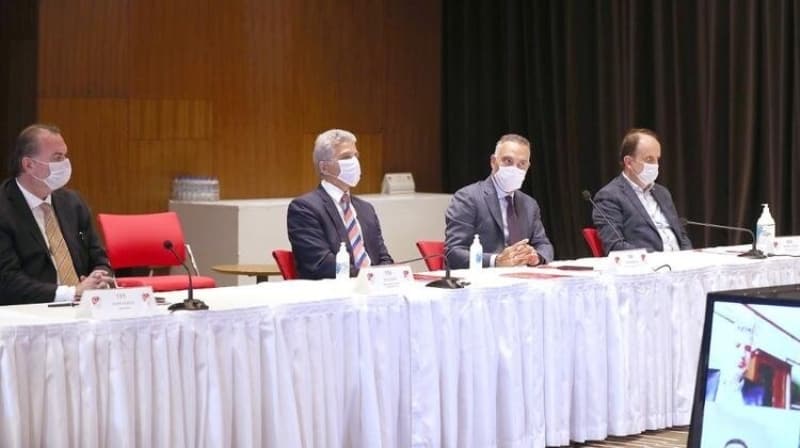 <p>Byk bir merakla yneticiyi konuturmaya ve TFF'den ulaabileceim tm bilgileri bulmaya altm. Sonunda gelecek sezondan itibaren oluturulmas planlanan yabanc futbolcu politikasna ulatm. Bunlar ne kadar hayata geer bilmiyorum ama ben imdiden size bir sralama yapaym...</p>