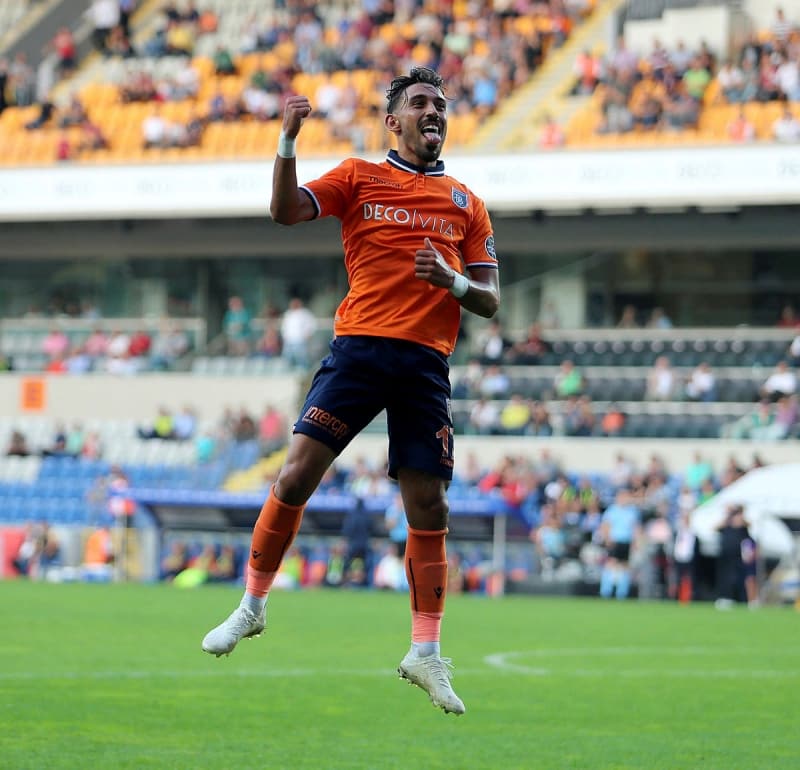 <p>�ki futbolcunun menajeri olan Batur Alt�parmak transferle ilgili net ifadeler kulland� ve �rfan Can Kahveci - Fenerbah�e sorusuna cevap verdi.</p>