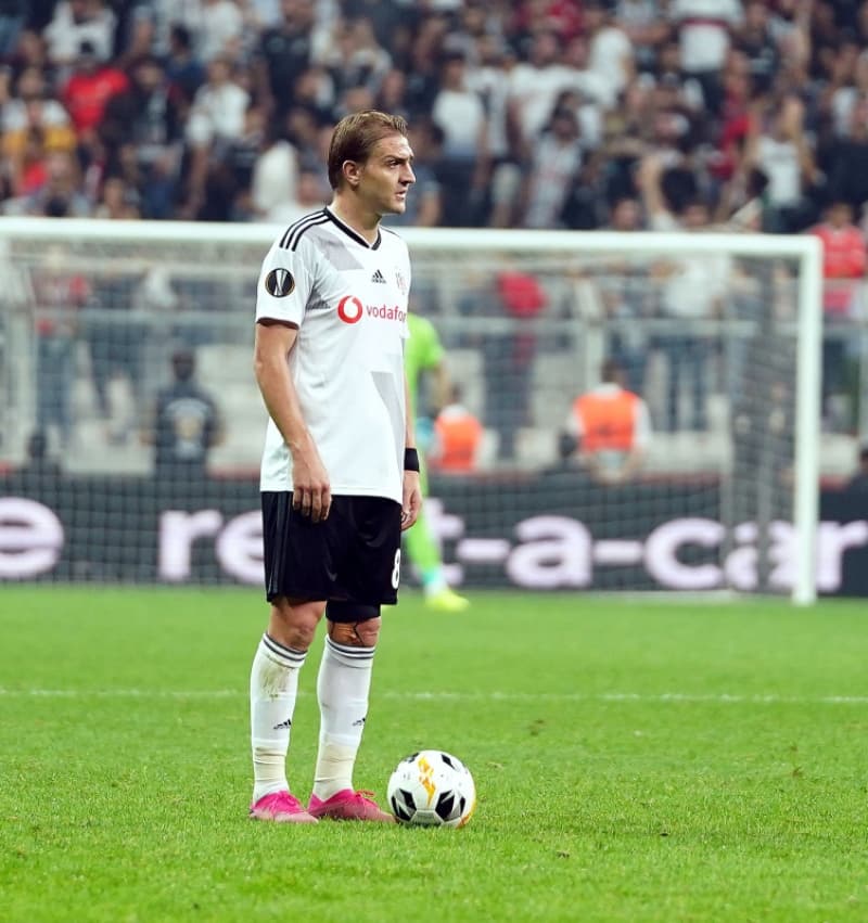 <p>H�rriyet'in sorular�n� cevaplayan Alt�parmak'�n a��klamalar� �u �ekilde;</p><p>Be�ikta� ile olan s�zle�memiz 31 May�s'ta bitmesi gerekiyordu ama biliyorsunuz ligin son ma�� oynanmadan s�zle�me sonlanm�yor.</p>