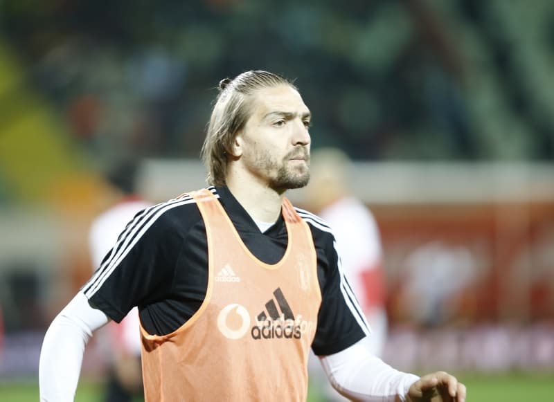 <p>Be�ikta�'�n Caner Erkin gibi s�zle�mesi biten oyuncular�na yeni sezonda 250 bin Euro garanti maa� �zerinden bonuslar teklif edece�i iddia ediliyor. Bu rakamlar� nas�l kar��l�yorsunuz?</p>