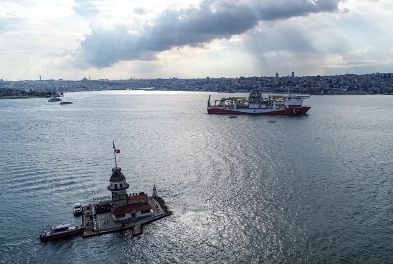 <p>ürkiye'nin enerji bağımsızlığı için denizlerimizin her bir metrekaresini karış karış arayacağız. Yavuz, Akdeniz'de Selçuklu-1 kuyusunda sondajına devam ediyor' ifadelerini kullandı. </p>