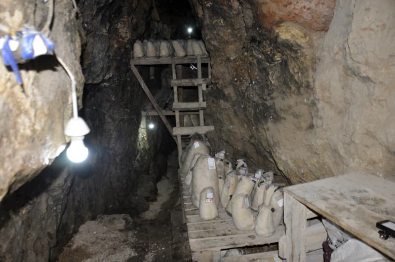 <p>Olgunlaştıktan sonra da çıkartılıp satılıyor. Köylüler tarafından yapılan ve 2017 yılında coğrafi işaret tescilini alan Divle obruk peyniri, Fransızların dünyaca ünlü 'rokfor' peynirine rakip olarak görülüyor. Her geçen yıl talebin arttığı peynirin sahtelerinden ayırt edilmesi için bu yıl barkot sistemi uygulandı. </p>