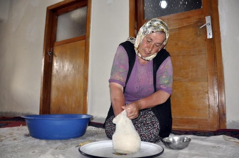 <p>Buraya koyun ve keçi derileri beyaz olarak bırakılır. Bırakılan deriler, ilk başta mavi ardından da kızıl renge büründükten sonra yaklaşık 6 ay içinde fermantasyonunu tamamlayarak mağaradan çıkar. Şu an gerçek Divle obruk peynirinin piyasada satışı yok. Piyasada Divle obruk peyniri diye satılan ürünlere itibar edilmemesi lazım. Gerçek Divle obruk peyniri eylül ayı itibarıyla çıkıyor ve yaklaşık 20 günlük süreçte tamamı satılarak tüketiliyor. Satışı bitiyor. <br></p>