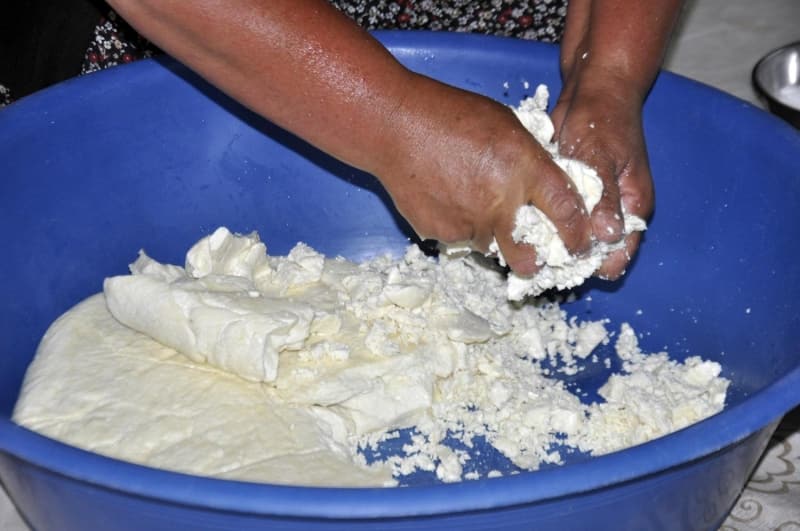 <p> Durna, 'Dünyanın en lezzetli peynirleri arasında gösterilen Divle obruk peyniri, adını olgunlaşma sürecini tamamladığı obruk mağarasından alıyor. Divle obruk mağarası kendiliğinden jeolojik olarak oluşmuş bir mağaradır. Burası eskiden yöresel lezzeti olduğundan dolayı sadece yöre halkı tarafından biliniyordu. Biz artık bu mağaramızı Türkiye'ye ve dünyaya açmayı planlıyoruz. Bu mağaranın kendisine ait öz bir flora yapısı var. Bu flora yapısının farklı bir aromatik tadı olur. Bu tat Fransa'daki 'rokfor' peynirine benzer. Rokfor peynirini yiyen kişiler burayı karşılaştırdıkları zamanda bu peynirin rokfordan daha güzel olduğunu söylüyorlar. Bu peynirin insana bağımlılık yapan bir flora yapısı var. Bunu yiyen bir daha vazgeçemez her yıl tekrardan siparişini verir' diye konuştu.</p>