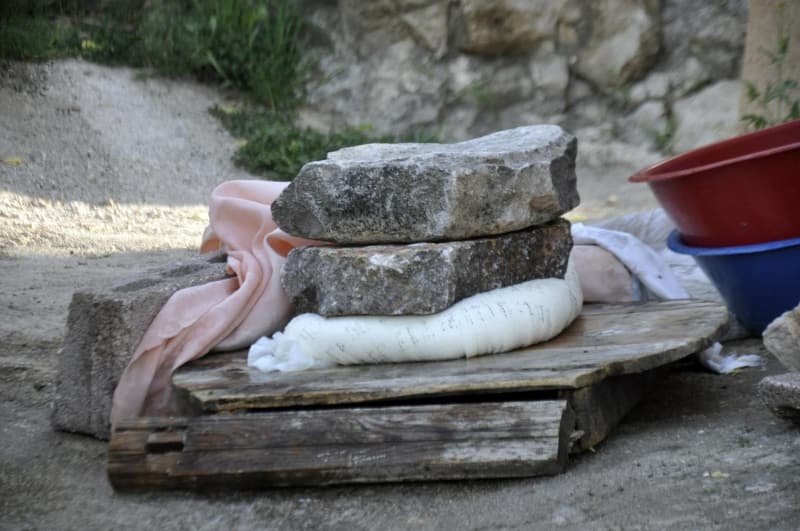 <p>Divle Köyü Muhtarı Tacettin Durna, peynirlerin mağaraya mayıs ayından temmuz ayına kadar konulduğunu, ancak bu yıl 20 yılda 45 ton kapasiteli mağaranın dolduğunu söyledi.</p>