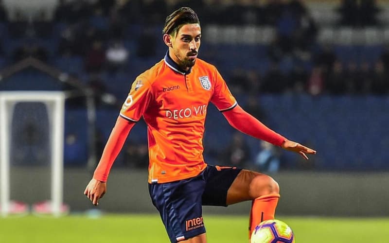 <p>İrfan Can bu sezon 22 maça çıktı, 4 gol 2 asistle oynadı. 2024'e kadar mevcut takımıyla sözleşmesi var. Ayrıca, imzalaması için muhtemel ödenecek rakam 5 ile 7 milyon euro arasında gibi gözüküyor.'</p>