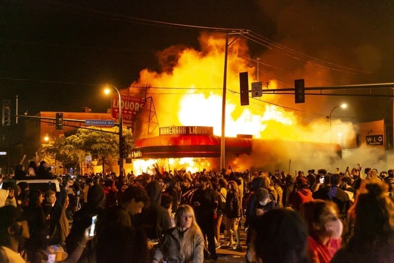 <p>Walz Twitter’dan yapt aklamada ise 'George Floyd’un lm daha fazla lm ve ykma deil, adalete ve sistemli deiime yol amaldr' ifadelerini kulland.</p>