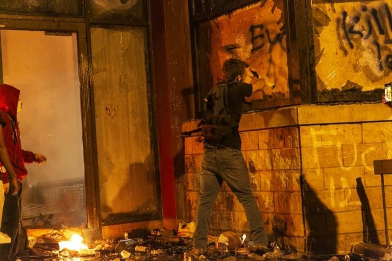 <p>Vali Walz, 'George Floyd’un ailesinin dedii gibi, insanlarn incinmesini istemezdi. Hayatn insanlar koruyarak yaad. George Floyd’u hatrlamak ve adalet aramak iin bir araya gelelim. Vali olarak her zaman protesto hakkn savunacam. Acy bu ekilde ifade eder, trajediyi iler ve deiim olutururuz. Bu yzden yerel yetkililerimizin talebiyle Minnesota’daki barl gstericileri, blge sakinleri ve kk iletmeleri korumak iin Minnesota Ulusal Muhafzlarn grevlendiriyorum' diye konutu.</p>