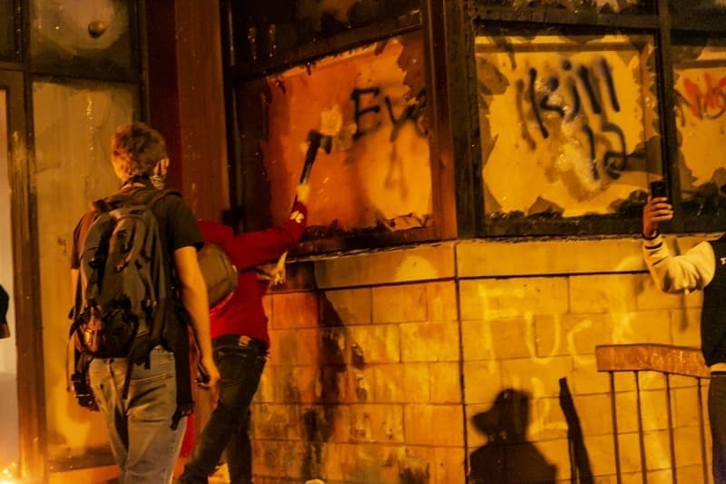 <p>Alan antadan bir poet dolusu elma kt. antadan bir de 'Timmy, kapy kapat' yazl not kt. Polisin olayla ilgili aratrmalar devam ediyor.<br></p>