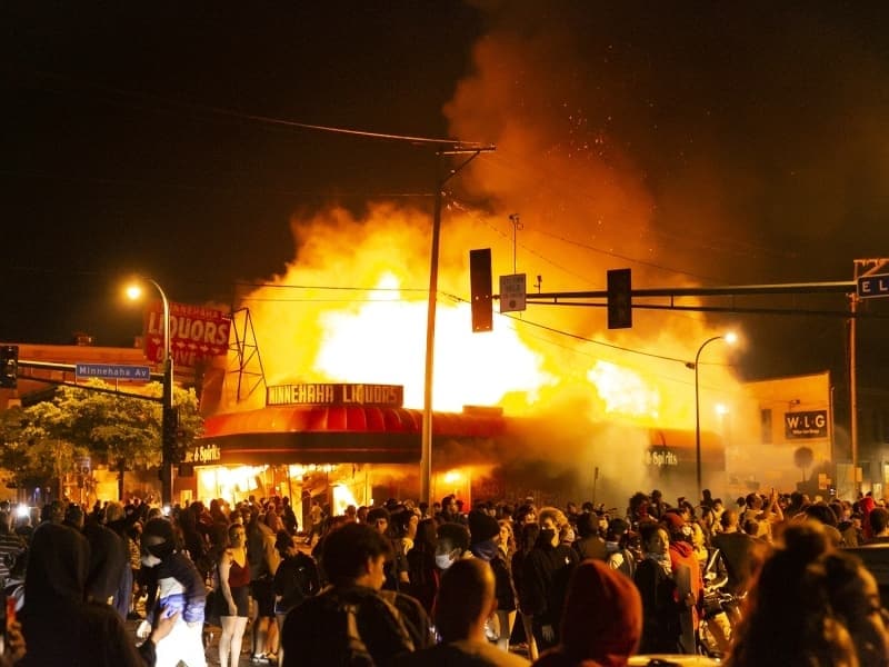 <b>OLAYLAR KENTUCKY EYALETNE DE SIRADI</b><p>Kentucky eyaletinin Louisville ehrinde bir polis otosuna yaplan saldr sonras silah sesleri ykseldi. Mart aynda Louisville ehrinde baka bir siyahi Amerikal kadn Breonna Taylor 8 kurunla polis tarafndan vurularak ldrlmt.<b><br></b></p>