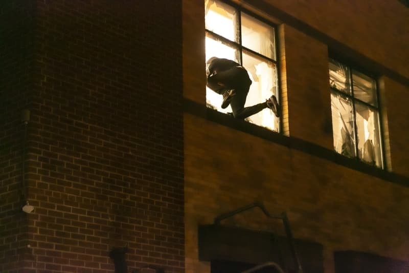 <p>Bomba ihtimali zerine maaza kapatlrken olay yerine bomba imha ekibi geldi.</p>