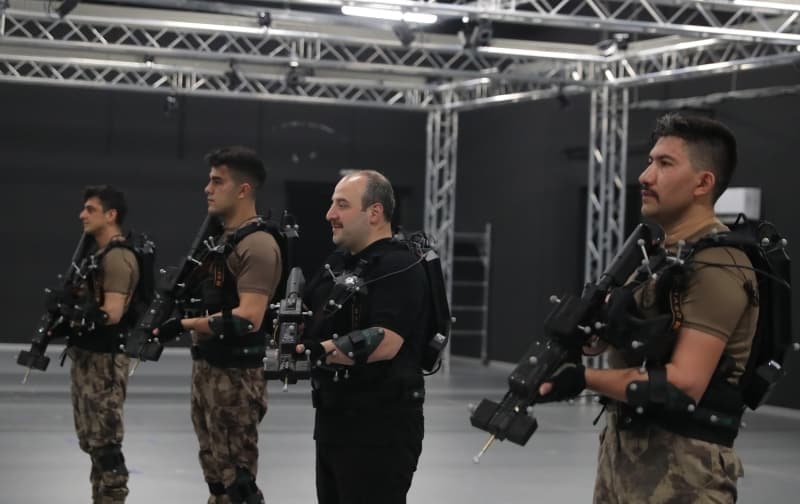 <p>'Önce eğitim parkurlarından geçtik. Daha sonra bina içi teröristlerle çatışma senaryosunda, bizler tabii amatör olarak polis arkadaşlarımızla birlikte bulunduk. Sanal ortamda olmasına rağmen aynı eforu aynı heyecanı tıpkı gerçekmiş gibi yaşıyorsunuz. Hem heyecan verici hem de teknolojinin geldiği noktanın bu kadar gerçekçi olması ve böyle bir teknolojinin güvenlik güçlerimiz tarafından kullanılıyor olması memnuniyet verici.'<br></p>