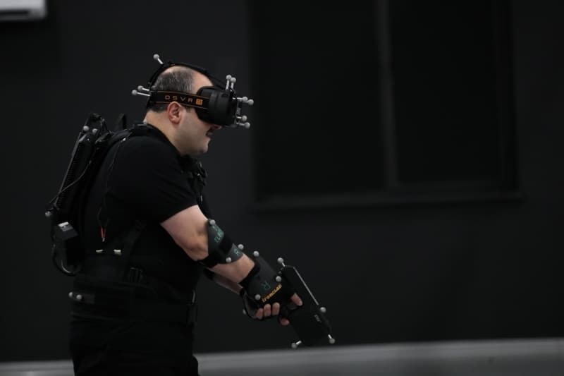 <p>Varank, merkezde eğitim alan polisleri ziyaret ettiğini, sistem hakkında bilgi aldığını ifade ederek, şunları kaydetti:</p>