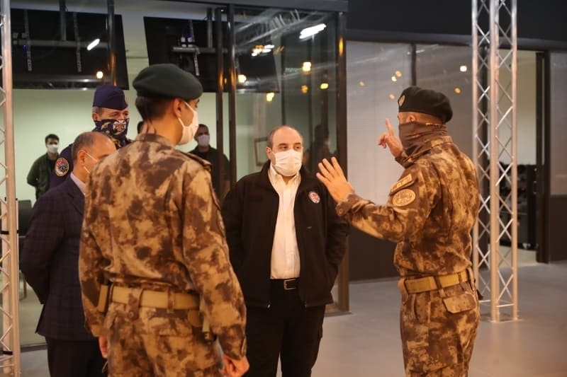 <b>- FARKLILAŞAN SENARYOLARDA EĞİTİM</b><p>SATEM'de özel harekat polisleri, uçak kaçırmadan metro ve rafineri baskınlarına kadar birçok farklı senaryodaki eğitim programlarına katılıyor. </p>