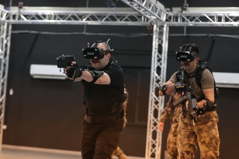 <p>Sanal operasyon öncesinde polislerden eğitim alan Varank, özel harekatçılarla bina içerisinde çatışmaya girdi ve terörist unsurları sanal silahlar kullanarak etkisiz hale getirdi.İçişleri Bakanı Süleyman Soylu’nun bir süre önce SATEM'i açtığını hatırlatan Varank, 'Burası teknolojinin geliştirilip özel operasyonlarda kullanıldığı en üst seviye merkezlerden bir tanesi. Burada polislerimiz, oluşturulan simülasyonlarda tıpkı gerçek ortamdaki gibi eğitimlerini gerçekleştiriyorlar. Burası, dünyadaki en büyük sanal taktik eğitim merkezlerinden biri.' dedi.</p>