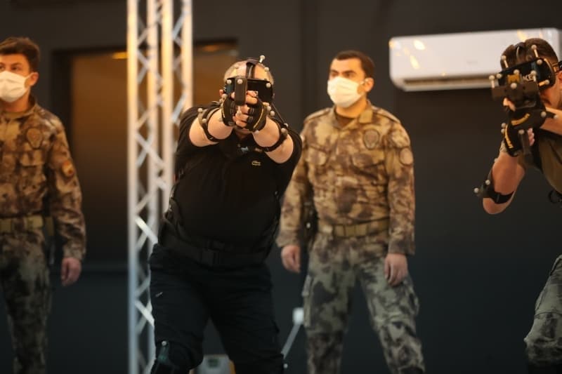 <p>'Beraberce birkaç simülasyonu da deneme fırsatı bulduk. Güvenlik güçlerimizin yüksek teknolojiyi kullanıyor olması gurur verici. Hiçbir risk altına girmeden en gerçekçi senaryolarda eğitimlerini alıyorlar. Yatırım maliyetlerini de düşündüğümüzde gerçek mermilerle yapılan eğitimlerden çok daha ucuza bu eğitimi gerçekleştirebiliyorlar. Sanal ortamda aynı hisleri yaşayarak, aynı zorluklardan geçerek eğitimlerini tamamlıyorlar. Böyle bir eğitim merkezinin ülkemize kazandırılmış olmasından gurur duydum. İnşallah burada güvenlik güçlerimiz eğitimlerini en güzel şekilde tamamlayarak hem ülkemizin savunulmasında en önde görev yapmaya devam edecekler hem de kabiliyetlerini geliştirmiş olacaklar.'</p>