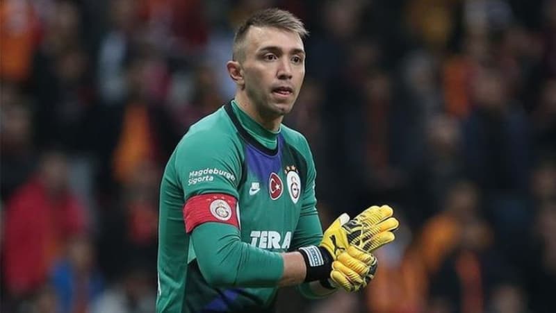 <p>Federasyon e�er bir opsiyon sa�lamazsa Galatasaray, ba�ar�l� file bek�isiyle gelecek sezon yollar�n� ay�rmak zorunda kalacak ve bu da taraftarlar�n akl�na getirmeyi dahi istemedi�i bir durum…</p>