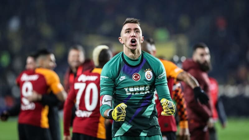 <p>Buna kar��l�k federasyonun, 5 y�l�n �zerinde T�rkiye'de forma giyen oyunculara kolayl�k sa�layabilece�i y�n�nde bilgiler de geliyor.</p>