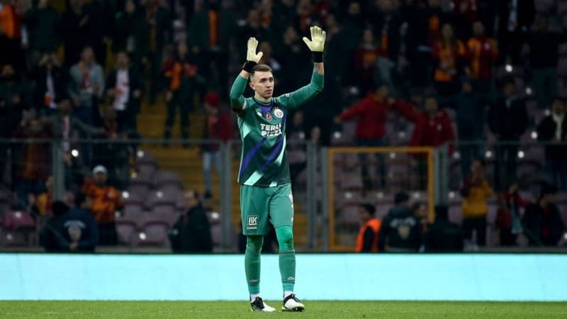 <p><b>YEN�LESE DE AYRILAB�L�R</b></p><p><br></p><p>2011-12 sezonunda Galatasaray'a transfer olan Muslera s�zle�mesini yenilese bile sezon sonundan itibaren istedi�i tak�ma bedelsiz olarak gidebilecek.</p>