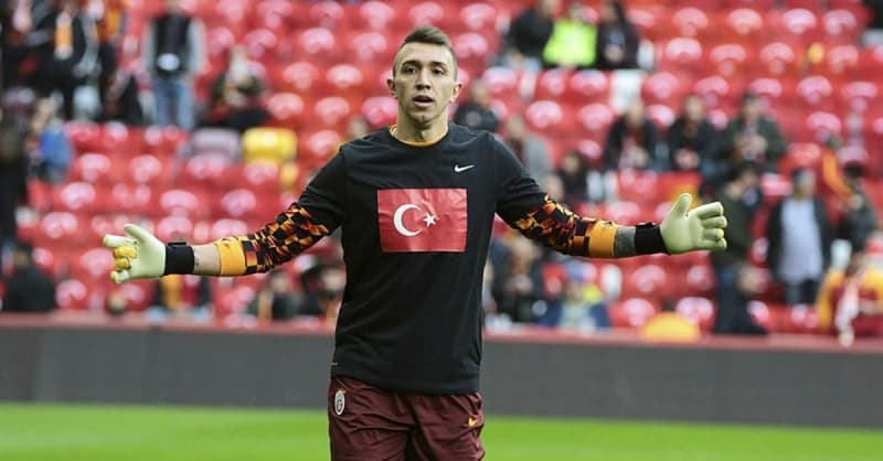 <p>Ancak Galatasaray ile b�t�nle�en ve kaptanl�k g�revine y�kselen tecr�beli file bek�isinin sar�-k�rm�z�l� tak�mdan ayr�lmaya hi� mi hi� niyeti yok.</p><p><br></p><p>Fotoma�</p>