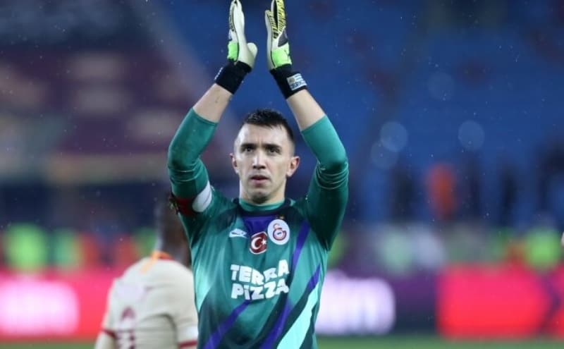 <p>Muslera zaman zaman Boca Juniors ba�ta bir�ok tak�mla an�l�yor.&nbsp;</p>