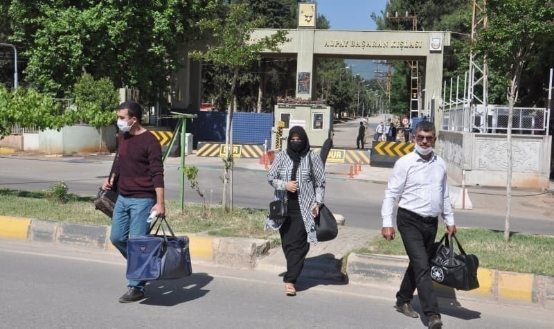 <p>SON DAKİKA! Ne zaman terhis olacaklarını bekliyorlardı... MSB onay verdi eve dönüşler başladı</p>