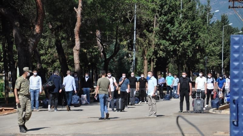 <p>SON DAKİKA! Ne zaman terhis olacaklarını bekliyorlardı... MSB onay verdi eve dönüşler başladı</p>