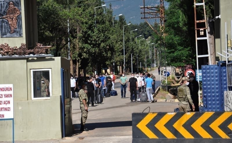 <p>SON DAKİKA! Ne zaman terhis olacaklarını bekliyorlardı... MSB onay verdi eve dönüşler başladı</p>