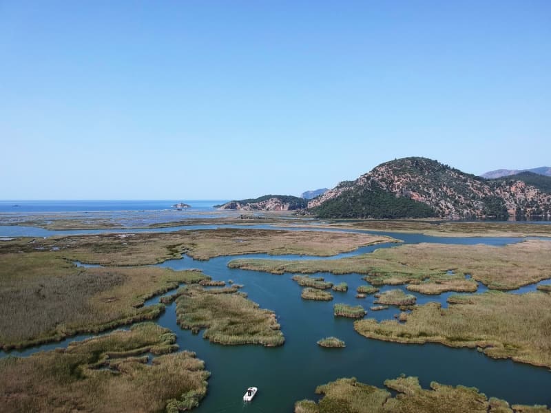<p>Yurt dışı ve yurt içinden tatilini geçirmek için gelen turistlerin uğrak noktalarının arasında yer alan bölgede, havadan bakıldığında labirenti andıran sazlık alanlar yer alıyor.</p>