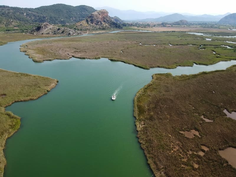 <p>Avrupa'nın en iyi korunan açık alanları arasında gösterilen ve her yıl ortalama 1 milyon turisti ağırlayan Dalyan Kanalı ziyaretçilerini bekliyor.</p>