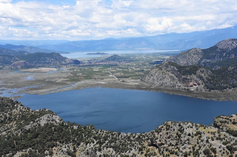 <p>Dalyan'da yaklaşık 30 yıldır turizm işletmeciliği yapan Özay Akdoğan da Dalyan Kanalı'nda 500'e yakın teknenin turizme hizmet verdiğini, hijyen ve Kovid-19 önlemleri konusunda hassasiyetinin arttığı bir dönemde kendilerinin de tüm tedbirleri aldığını belirtti.</p>