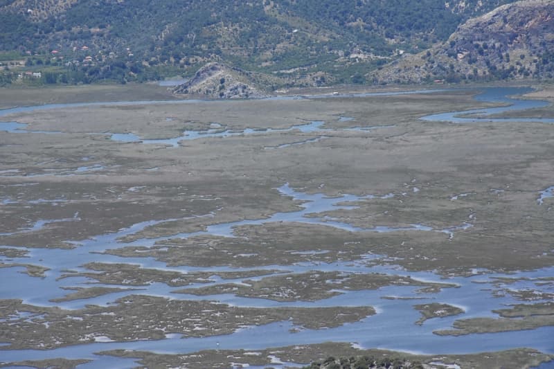 <p>İyi bir sezon geçireceklerine inandıklarını anlatan Akdoğan, ziyaretçilerin teknelerle 21 kilometre uzunluğundaki kanalı gezerek çok sayıda kuş türü, caretta caretta ve tarihi yapıları göreceğini dile getirdi.</p>