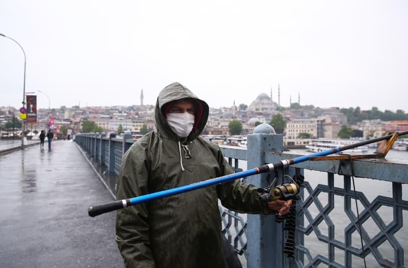 <p>Oltasyla balk tutan Kayhan Doan adl vatanda, AA muhabirine yapt aklamada, uzun bir sreden sonra tekrar deniz kenarna geldiklerini syledi.</p>