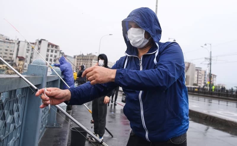 <p>zerinden epey zaman gemesinin ardndan eski keyiflerine kavutuklarn anlatan Doan, 'Aslnda iyi oldu. imdi arkadalarmzn hepsi sosyal mesafeye uyuyorlar. Geldik ve burada zlem giderip balklarmz tutuyoruz. nallah bir daha yasak gelmez.' dedi.</p>