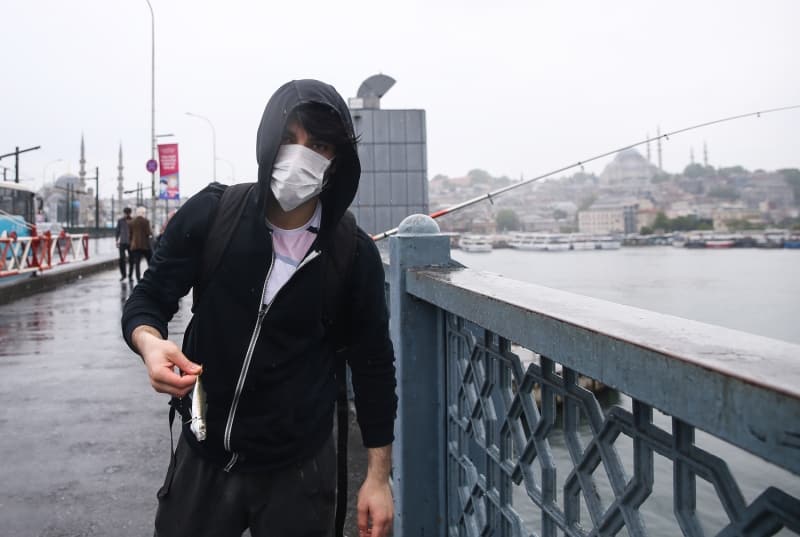 <p>zerinden epey zaman gemesinin ardndan eski keyiflerine kavutuklarn anlatan Doan, 'Aslnda iyi oldu. imdi arkadalarmzn hepsi sosyal mesafeye uyuyorlar. Geldik ve burada zlem giderip balklarmz tutuyoruz. nallah bir daha yasak gelmez.' dedi.</p>