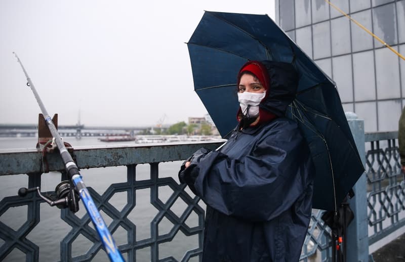 <p>Sosyal mesafeye uyan ve maske takarak oltalarn Arnavutky'den denize atan balklar, uzun zaman sonra en byk keyiflerine tekrar kavumann mutluluunu yaad.</p>