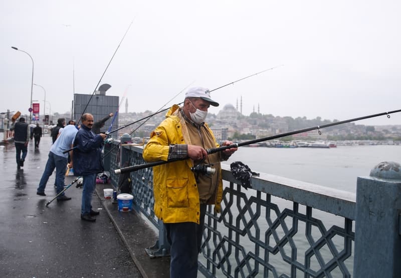 <p>'Ben sabaha kadar hi uyuyamadm zaten. Uyumadan geldim buraya. Sosyal mesafe ve dier kurallara uymak zorundayz yoksa burada barnamayz. Bunu mecbur yapacaz. Amatr balk kartlarmz da kardk, dikkat edeceiz her eye.'</p>