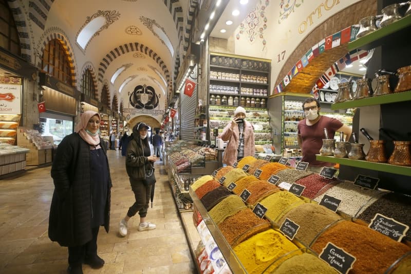 <p>'Üretim, hizmet sektörü, kapalı çarşımız az sonra Mısır Çarşımız, AVM'lerimiz esnafımız, zanaatkarımız, sanayicimiz hepimiz kurallara riayet edeceğiz, birbirimizle yardımlaşacağız ama işimize döneceğiz. Bu üç aya yakın zamandır ekonomik olarak yavaşladık ancak Allah'ın izniyle yine bulunduğu yerden hızla kalkacak, sizlerin el birliğiyle yürek birliğiyle tekrar ekonomimizi dinamik hale getireceğiz.'</p>